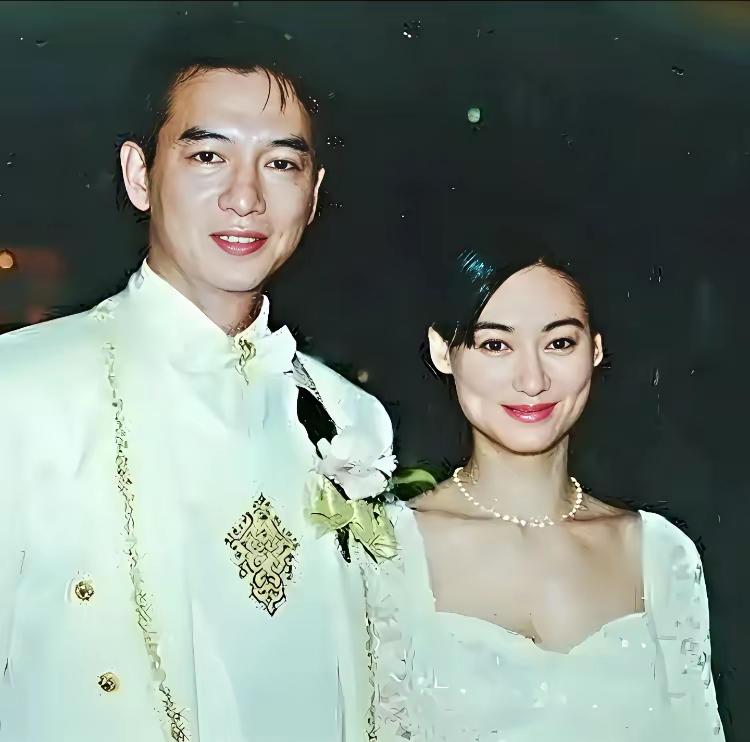 金钗玉佩映，认得姐弟俩吗？都是香港非常低调优秀的演员。西门吹雪他出演的最经典吧，