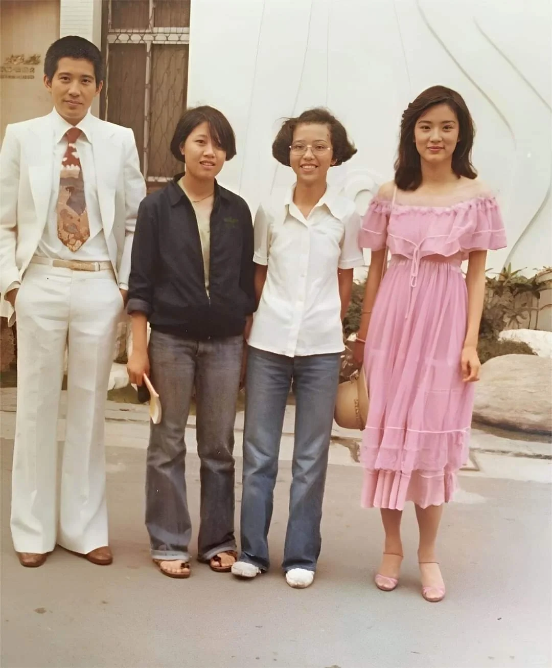 37年前年轻的林青霞和秦汉合照，中间的两位女子好眼熟，你认出来了吗？