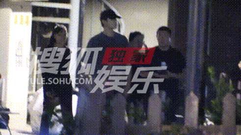 陈飞宇下班困得打哈欠陈飞宇演我下班 哈哈哈演我了！ ​​​