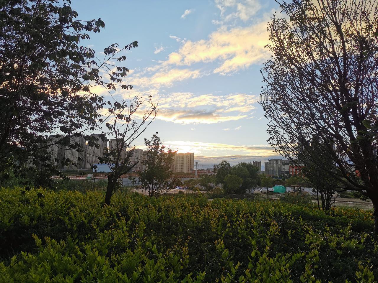 不知道在那天边可会有尽头，
只知道逝去光阴不会再拥有。
每一串泪水，
伴每一个梦