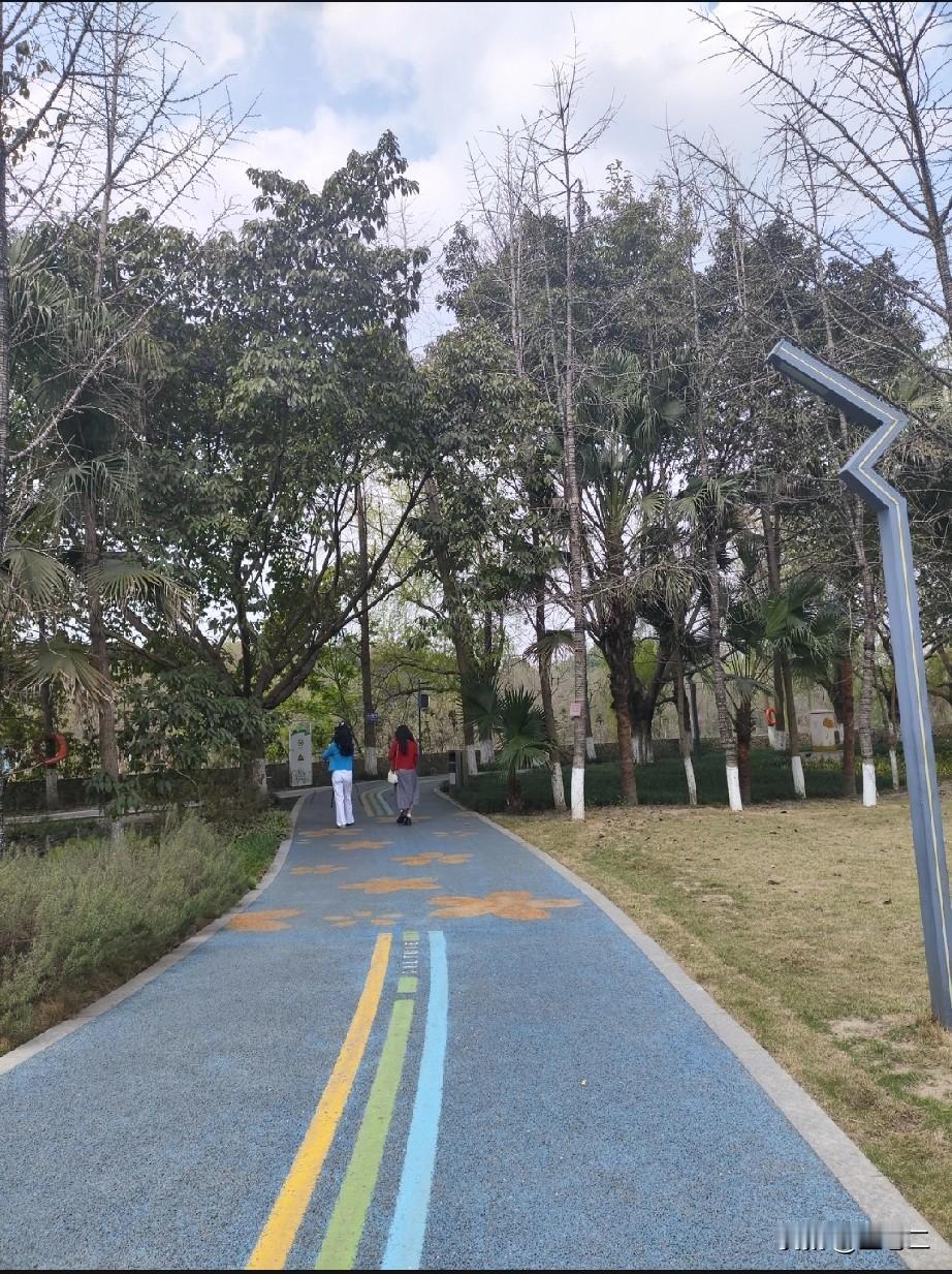 风渐渐柔和，
阳光也愈发温煦，
漫步途中，
能嗅到草木初绽的芬芳。

无需匆忙赶