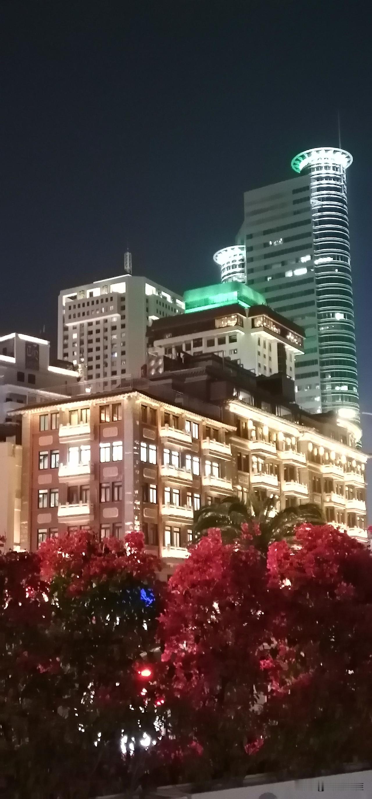 在电梯口看到个挺危险的事儿。
有个小孩先走到电梯口，他爸让孩子用身体挡着电梯门，