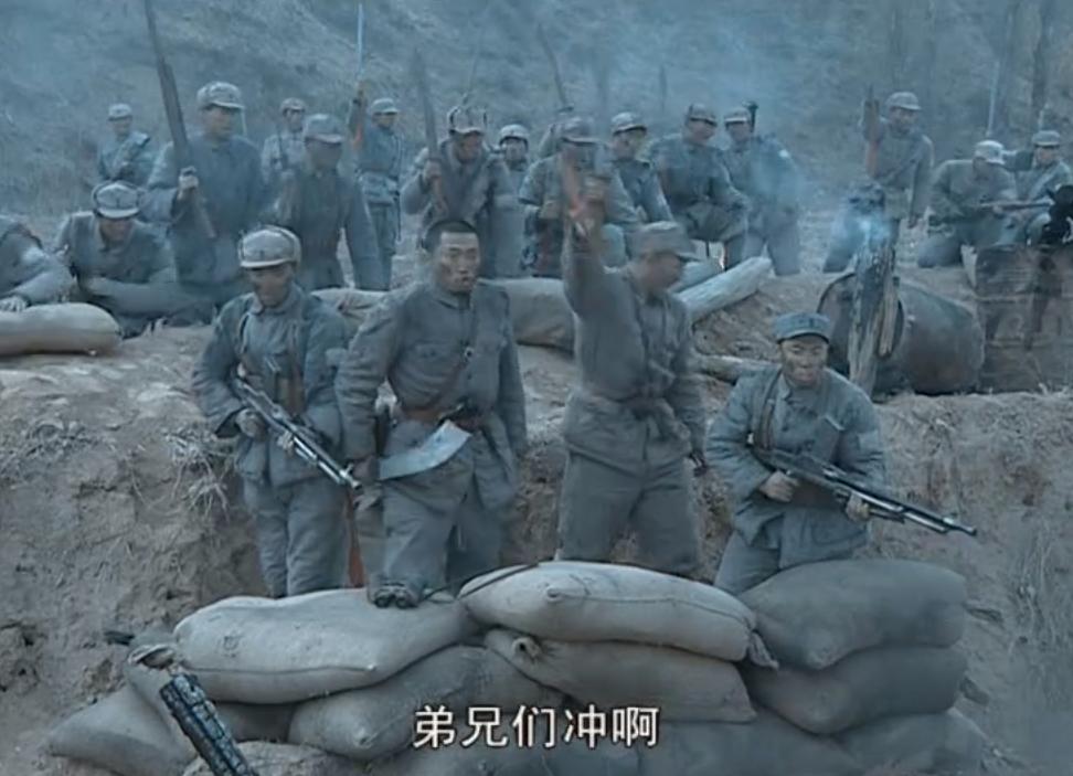 【部队打仗随时带麻袋装沙袋吗？】

电视剧《亮剑》我两个版本都看过，老版本不止看