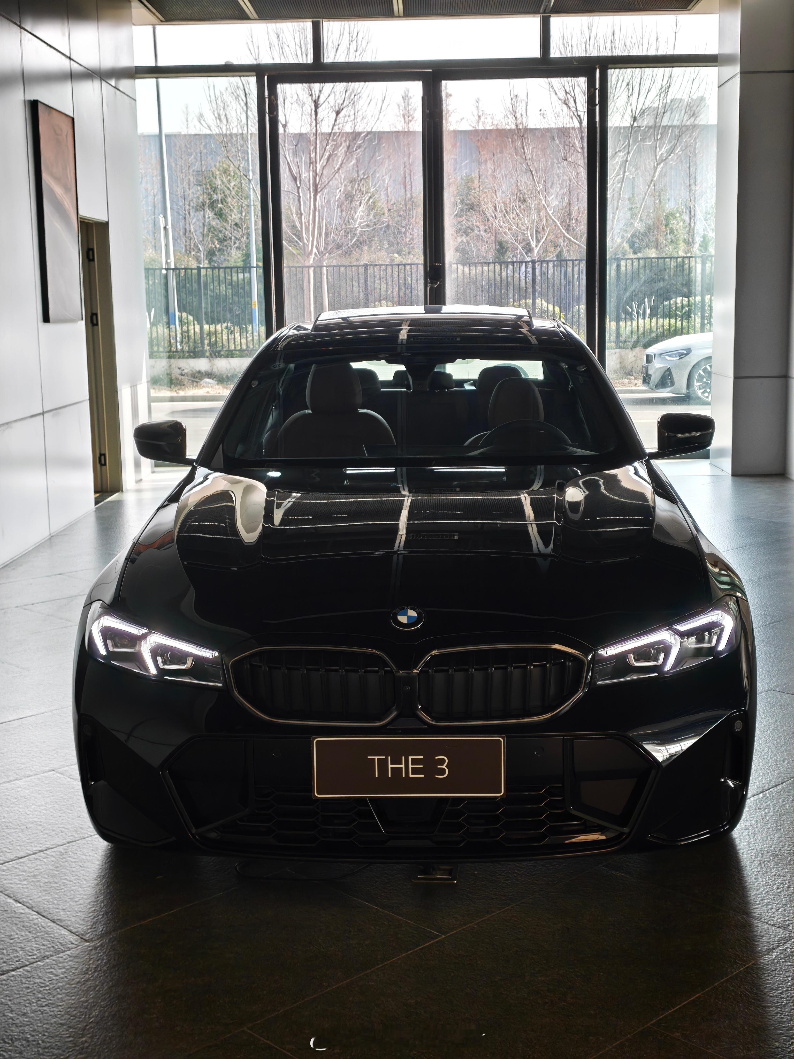 选择一辆标轴的330i，在这个时代，近乎一种静默的宣言。它宣言着，在一切皆可被电