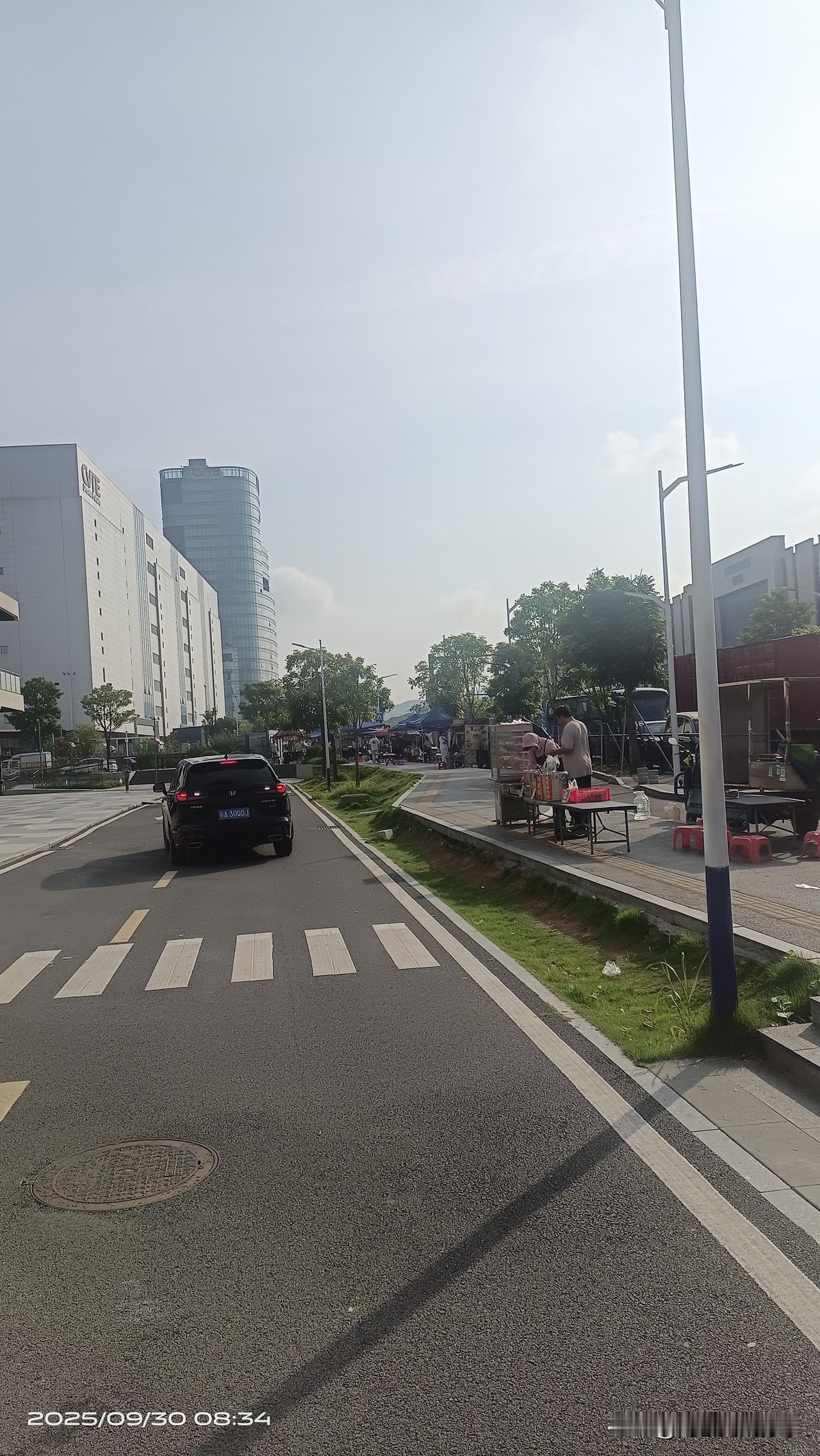 国庆节放假第一天:知识城产业园 知识城小吃街 
广州知识城枫塱一路现状实拍，拍摄
