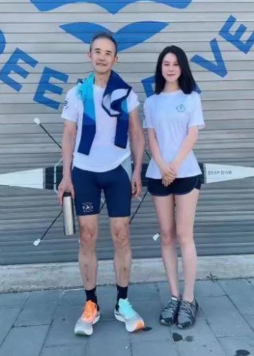 王石与女网红去划船时的合照：
镜头中的王石保养得宜，看上去胖瘦合度，挺拔硬朗，精