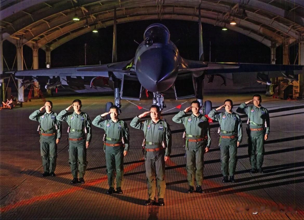 2019年10月1日国庆70周年阅兵中，海军舰载航空兵某部歼-15舰载机梯队的亮