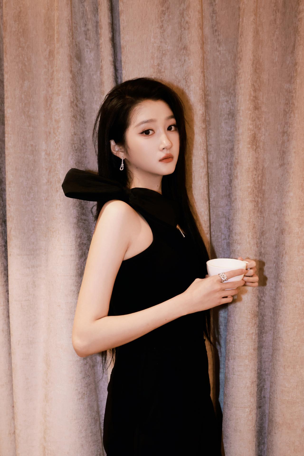 黑色蝴蝶结修身西装，沉稳格调，彰显气质[奸笑]
关晓彤 娱乐