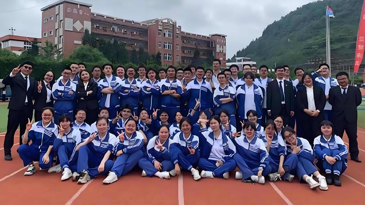 “泪目！”贵州六盘水一高中老师上课时，突感身体不适，她怕吓到学生强撑着往外走，谁