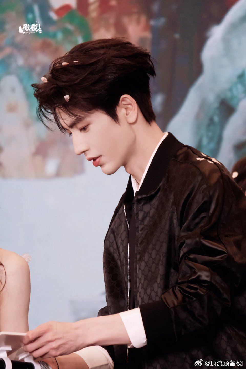 张凌赫昨天《逐玉》追剧团饭拍，长得这么爽什么意思… 