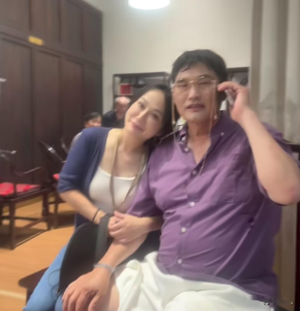 希望大家别胡思乱想，朱之文只是简单的和女粉丝互动而已。网友调侃：怪不得朱之文不让
