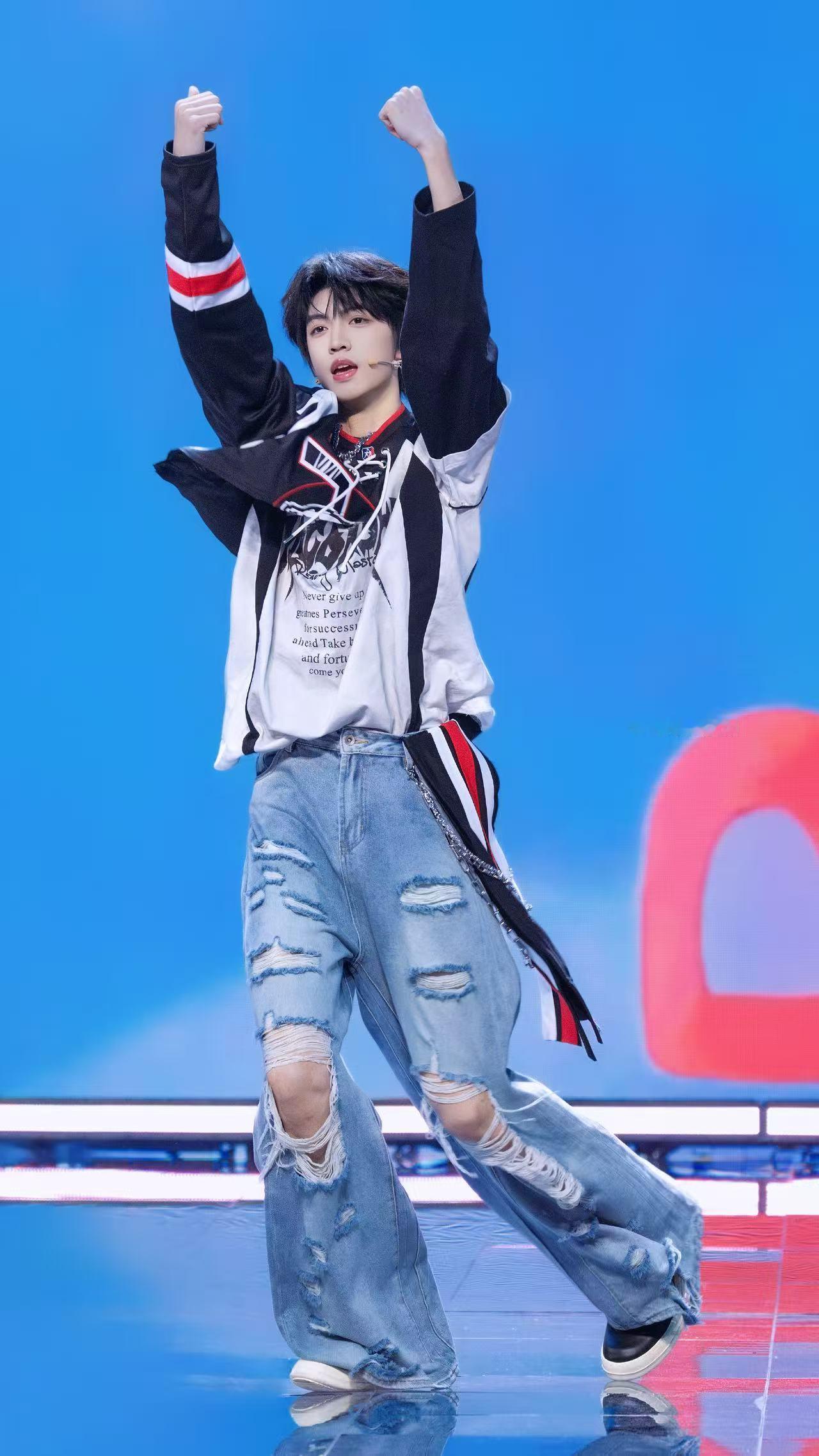 张桂源川渝春晚饭拍舞台王者 快来欣赏张桂源的绝美舞台呀 还有谁没看呢