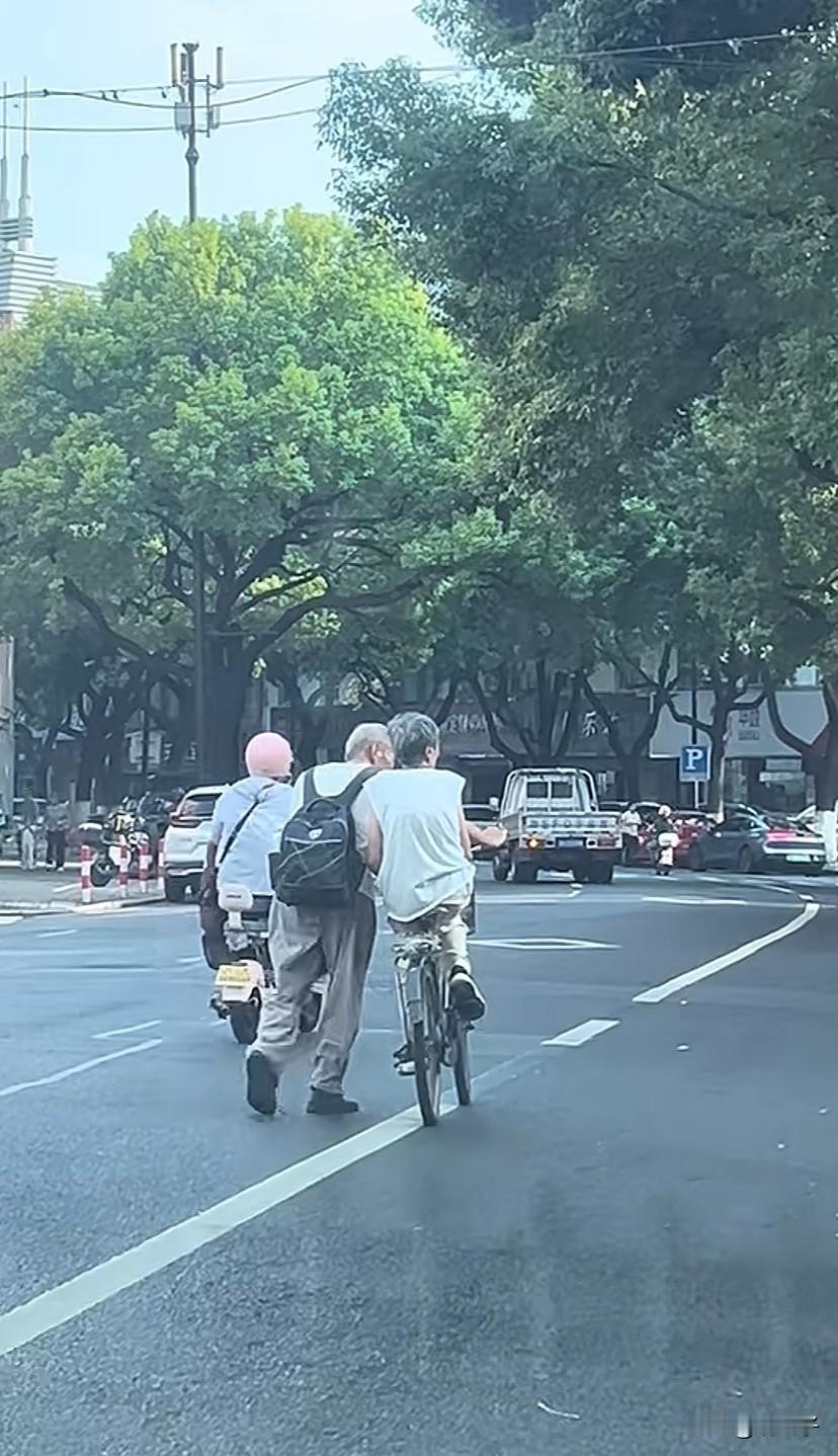 被感动了
几组照片戳痛了我的心
这大概就是我理想中，年老后伴侣的样子
人生的选择