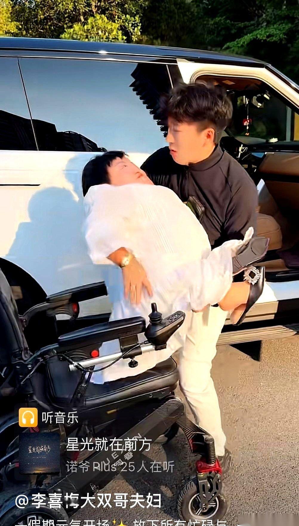 这哪里是回乡探亲，简直是把“排场”直接空投到了贵州农村。
看到李喜梅带着一家人回
