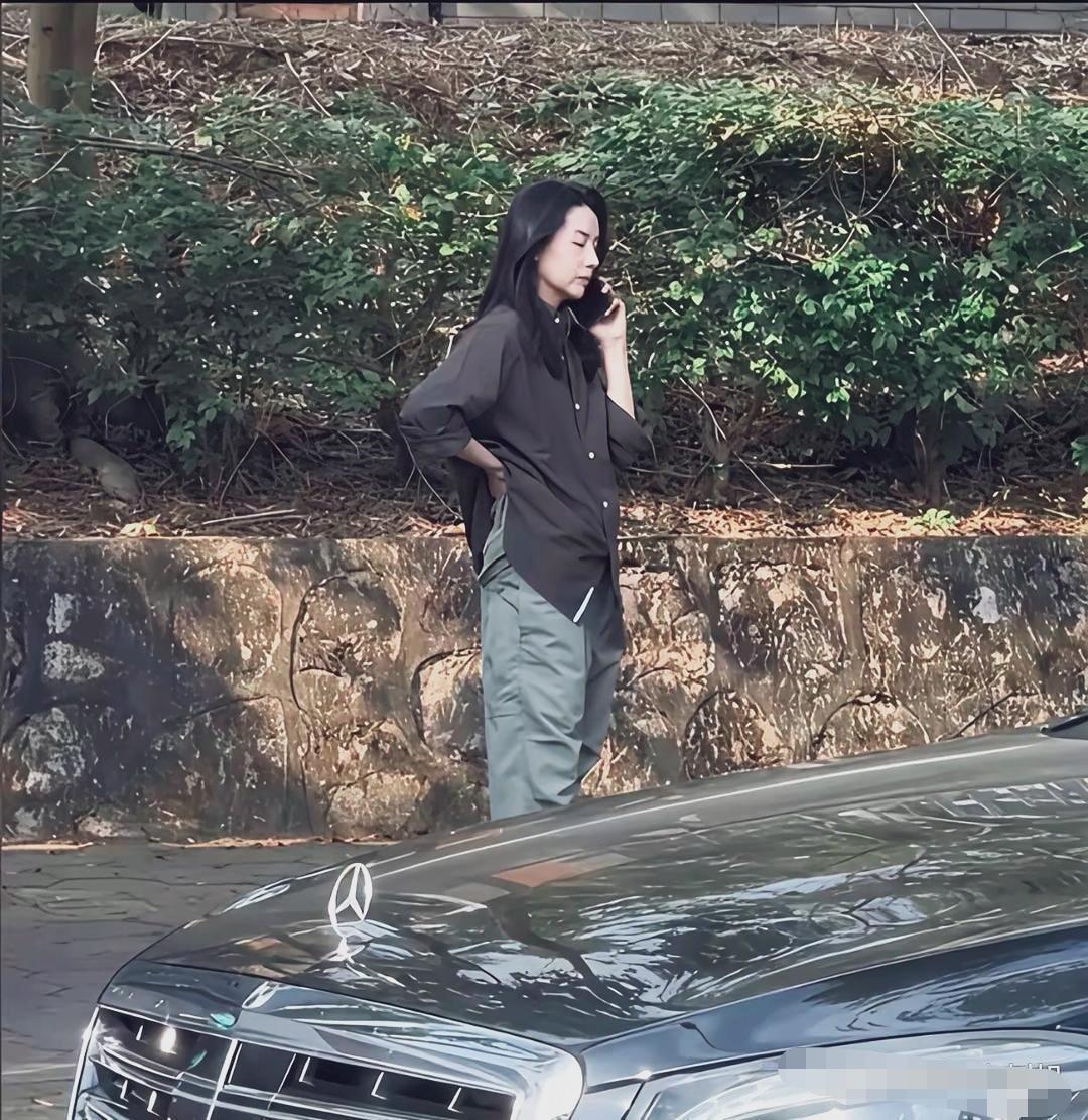 董洁路边打电话，远看身材消瘦，表情很严肃，近看冷白皮肤，法令纹明显嘴角下垂，面色