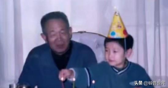 过生日时的孙颖莎，应该还没有接触乒乓球，三根蜡烛，燃亮她三周岁生日。和普通家庭中