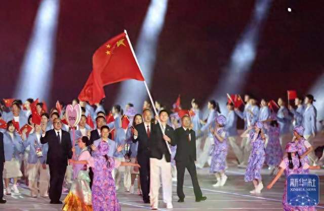 亚运会开幕！中国代表团盛大入场，双旗手亮眼登场