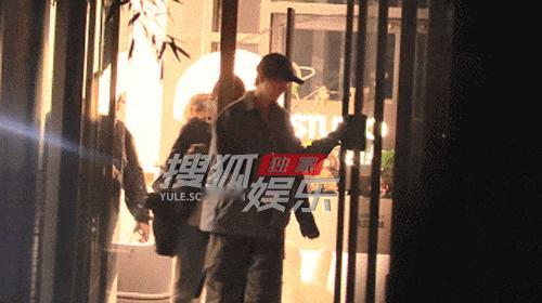 王俊凯录音棚下班路透图 ​​​