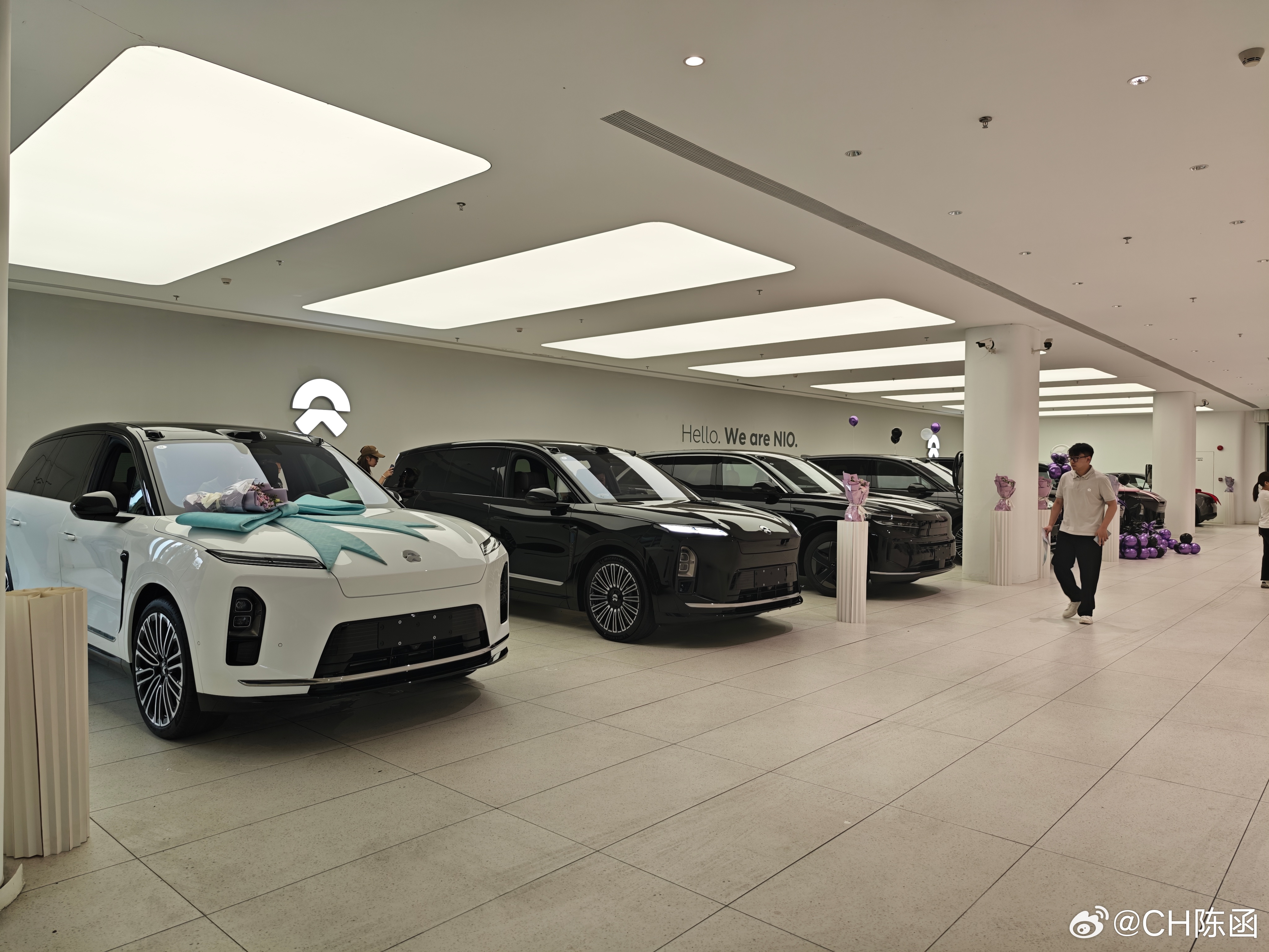 今天老6的小电瓶又没换成广州京溪这个蔚来售后已经爆了停车场堆满了待交付的蔚来ES