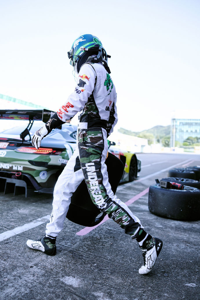 王一博直道向前弯道争锋试车日休息啦~王一博直道全速冲刺，弯道沉着博弈.引擎轰鸣的