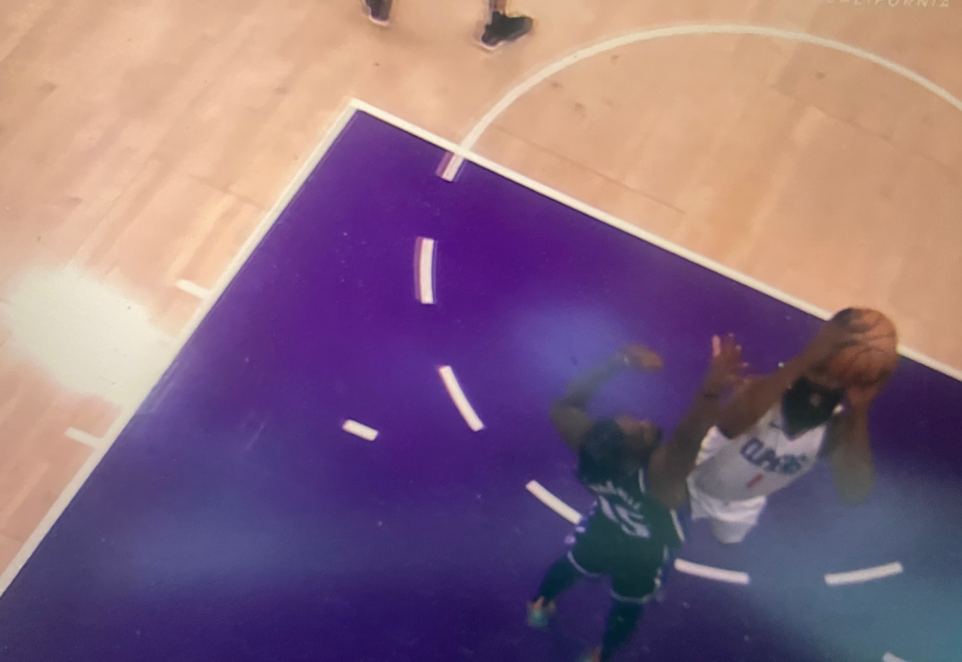 登哥背打比自己矮10公分的米切尔，相当费劲的感觉。 ​​​