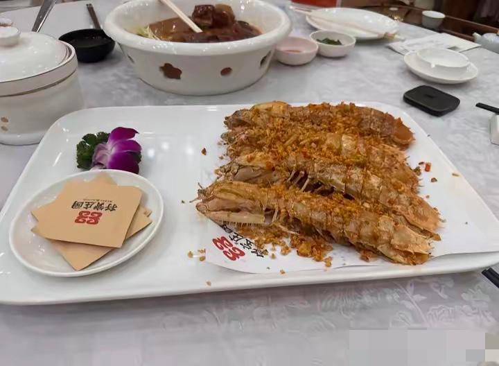 一名中山网友爆料遭遇濑尿虾刺客，5只虾被餐馆收费702块，这是什么天价海鲜？妥妥