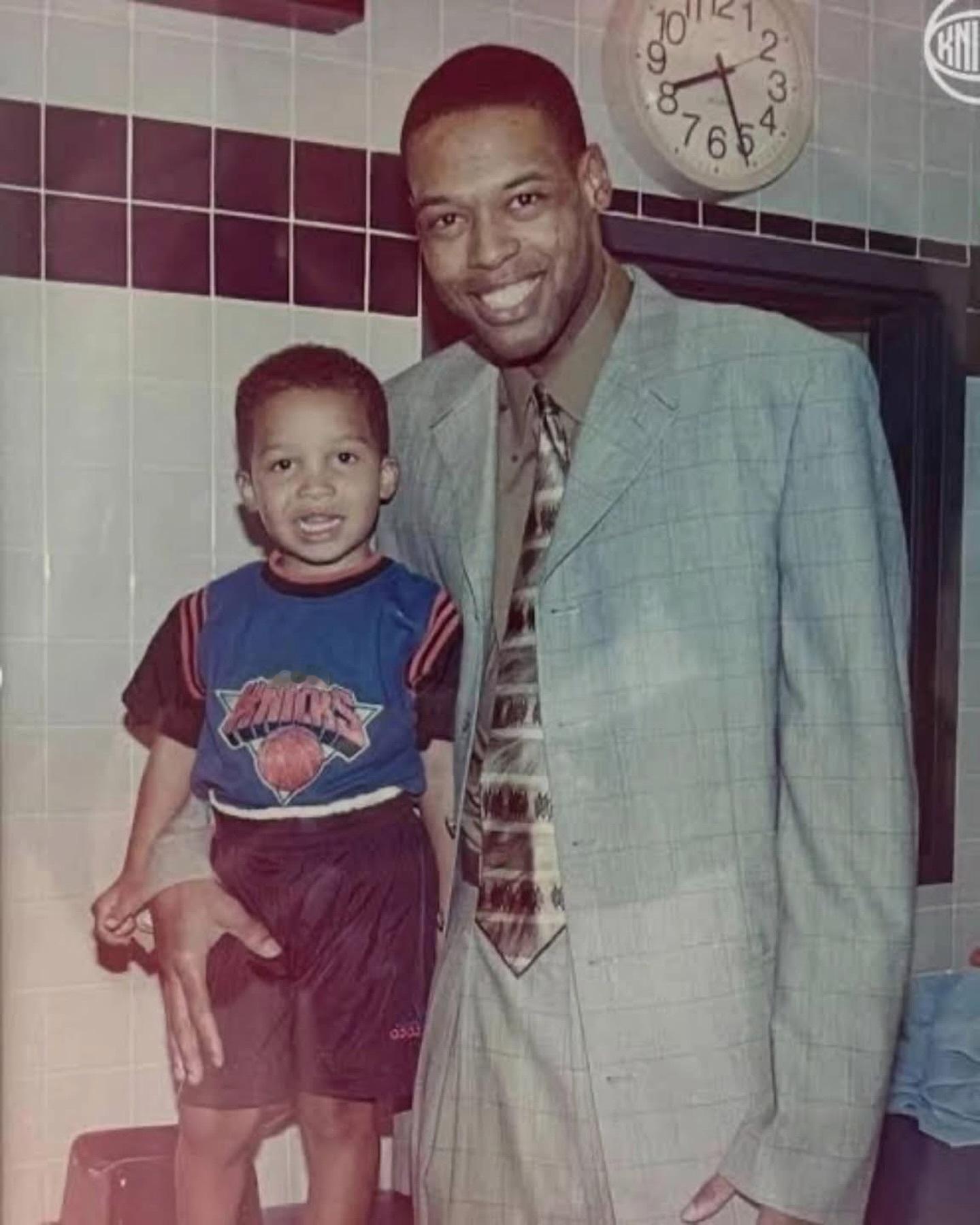 Jalen Brunson幼年时与Marcus Camby的合影 坎比正是199