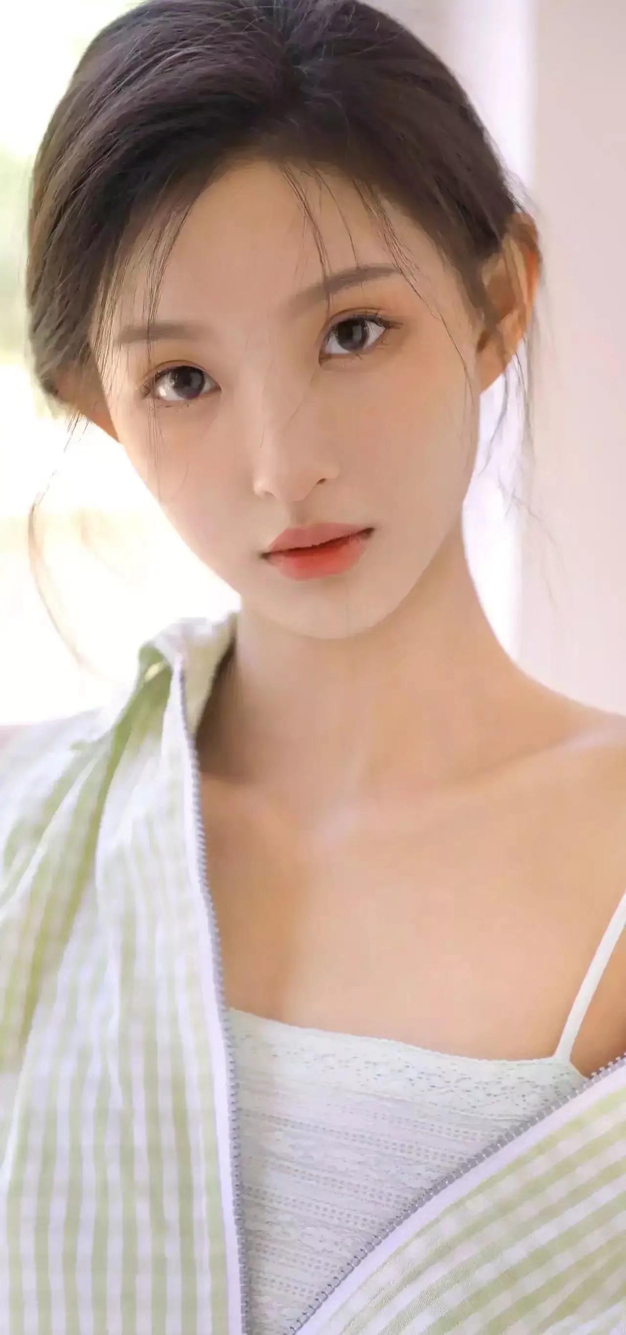 轻纱掩面，静待佳人。