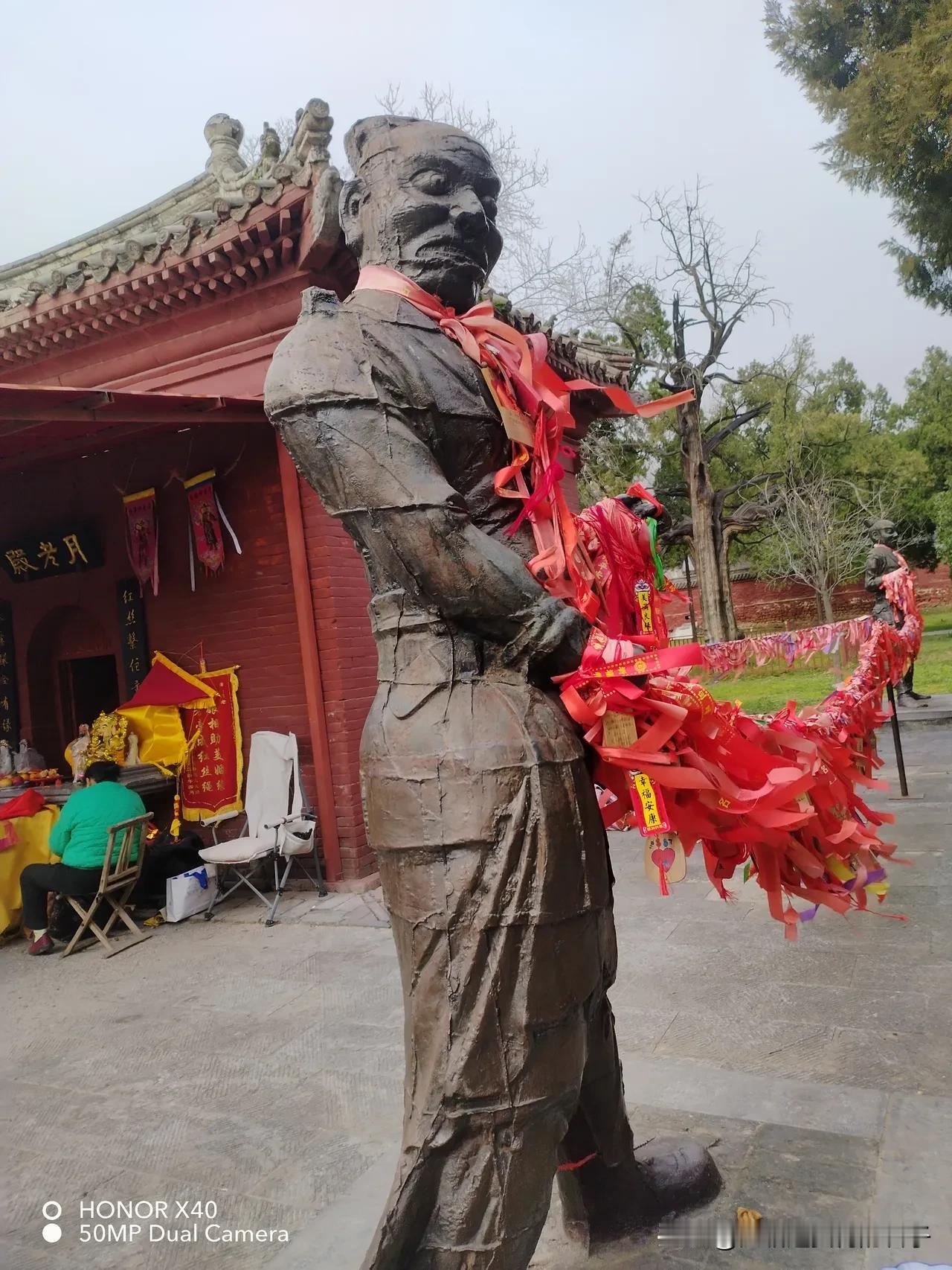 烧香的意义是多面的。从文化角度看，它是延续三千多年的祭祀礼仪，是“敬天法祖”的体