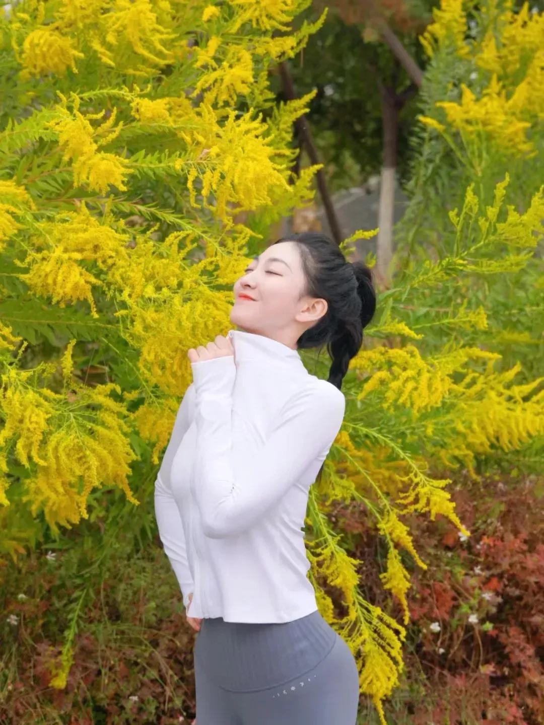 瑜伽美女与旗袍美女