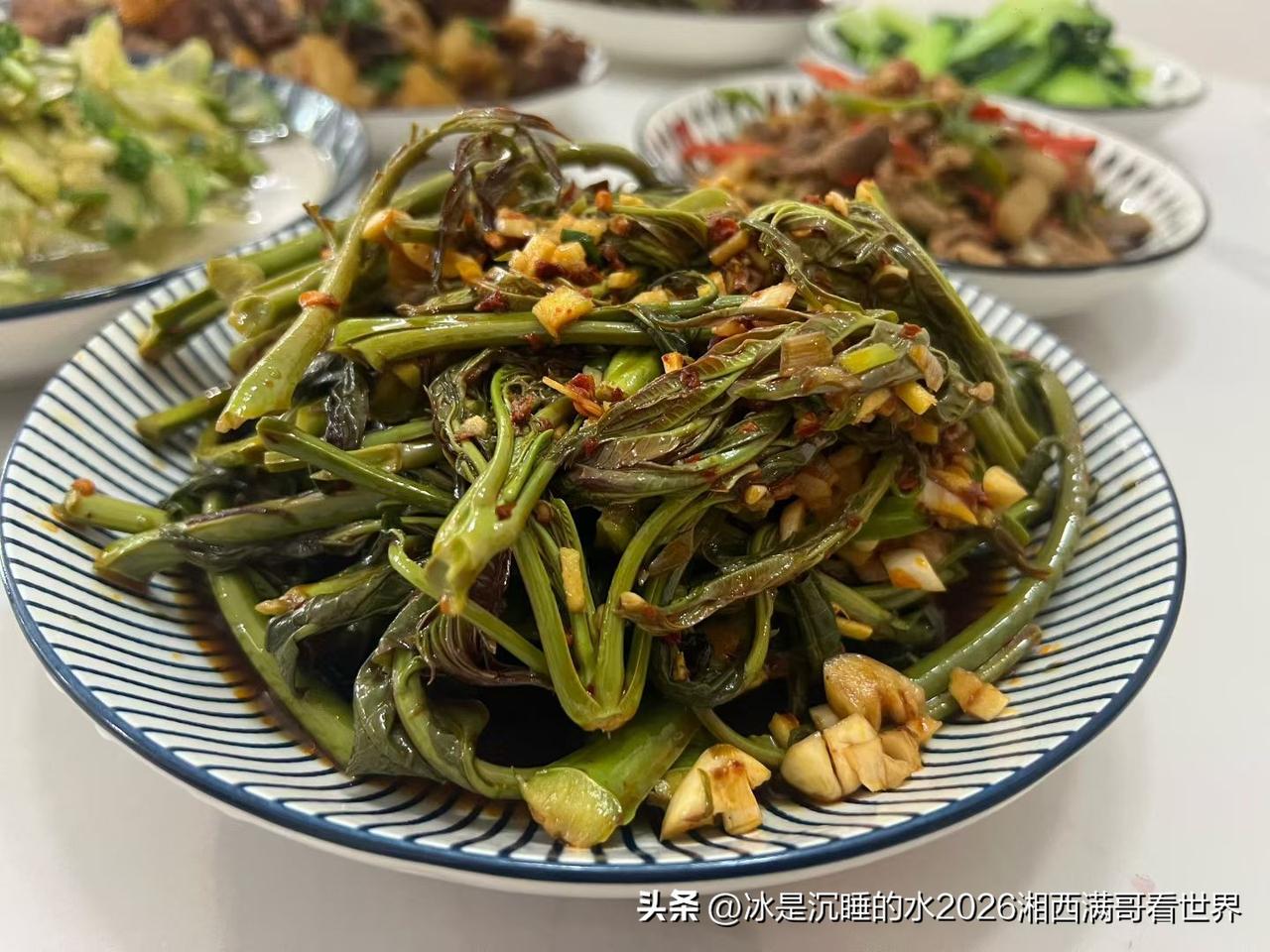 这是这个季节湘西山区老百姓最抢手、最受追捧的原生态时令小菜--椿木巅！可以凉拌、