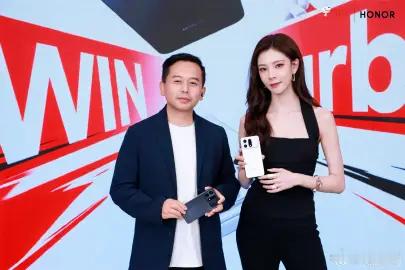 今天和CC宋妍霏一起解锁了超耐玩新装备荣耀WIN Turbo 10000mAh大