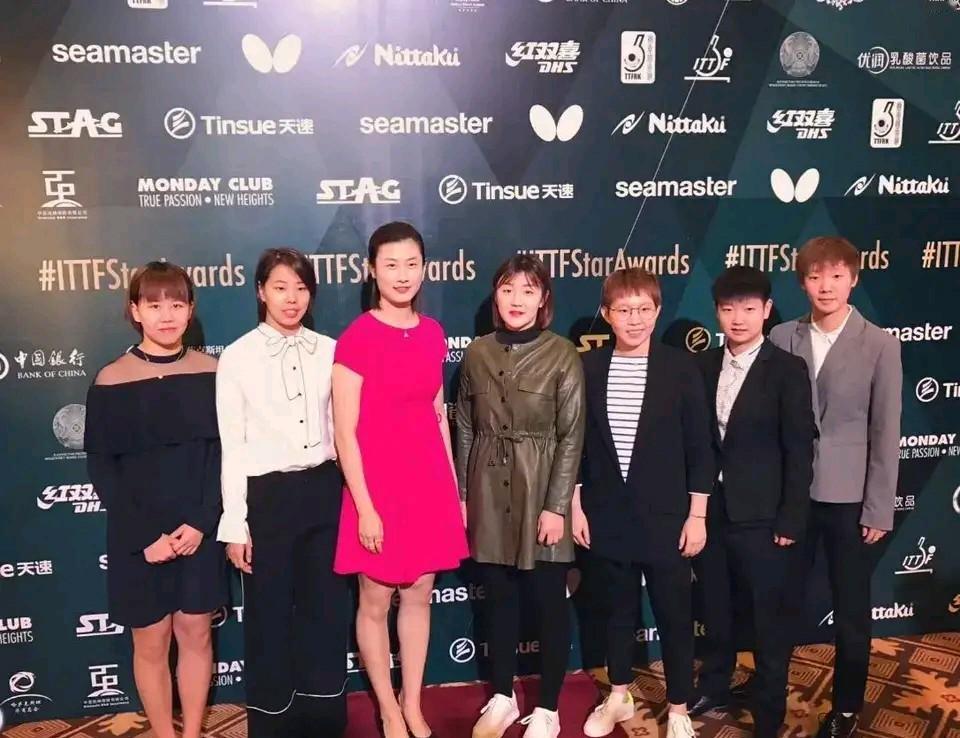 个儿最高的那位姑娘，是中国乒乓球女队集超级大满贯于一身的队长丁宁，这是她和乒乓名
