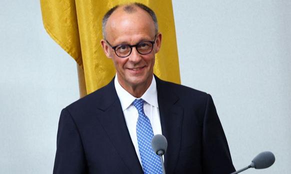 没人料到，默茨这步棋走得这么“急”！
第一天还在北京谈笑风生，第二天一早直接“闪