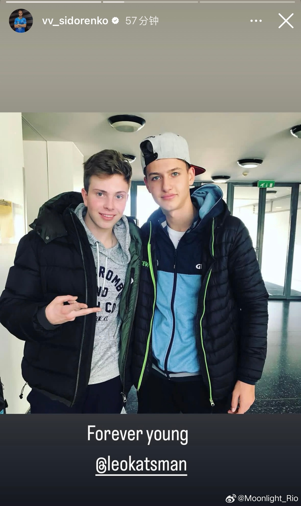 西多伦科发了和卡茨曼青少年时期的照片📸“Forever young” 