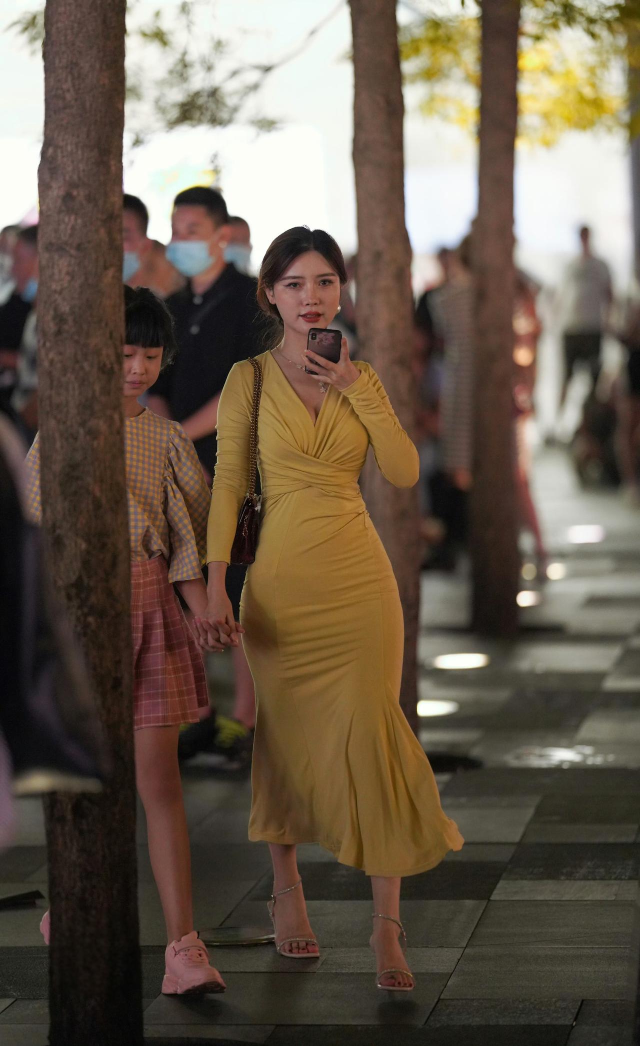 年轻美丽大方的宝妈