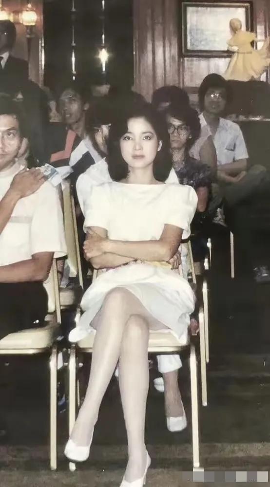 这位女士在七八十年代的娱乐圈比如今的刘亦菲还要火，能认出来的，绝对是超级忠实粉丝