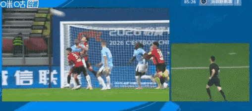 误判！成都蓉城VS深圳新鹏城争议一幕！刘殿座出击打到奥乌苏，裁判回看居然没有给予