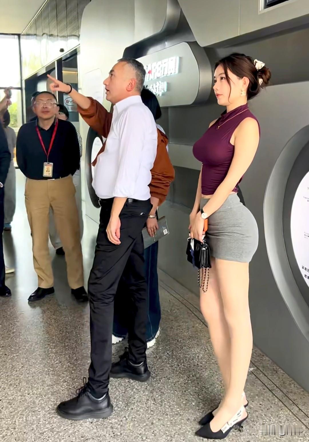网红博主张君雅现身浙江万赛汽车零部件股份有限公司展厅，陪同外事代表团开展商务走访