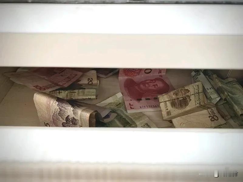 你会把闲钱存银行还是放家里 你会把闲钱存银行还是放家里？邻里群为此事吵翻了天。张