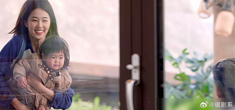 你刷到没？秦岚的外套还悬在半空，白鹿已经套上王鹤棣的灰卫衣！王鹤棣抱着孩子偷乐的
