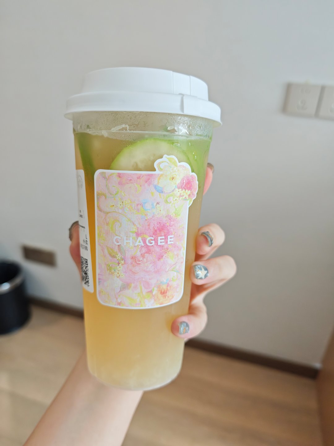 点了一杯河南限定的霸王茶姬可能是不另外加糖的原因好苦啊那个柠檬还是柚子的霸王茶姬