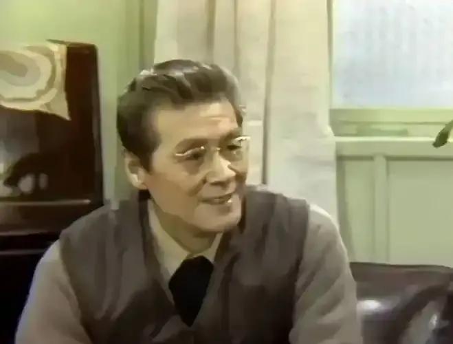 有这样一位传奇人物，白天他是光鲜亮丽的演员，在舞台上绽放光彩；夜晚却化身地下党，