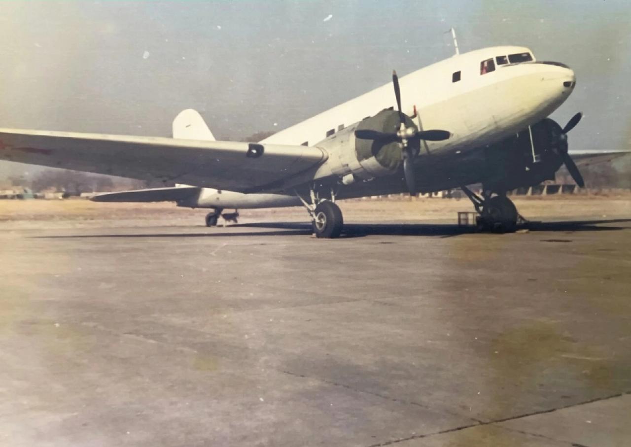 90年代，南空徐州机场的里2运输机。看上去保养状态不错，发动机罩着蒙布。