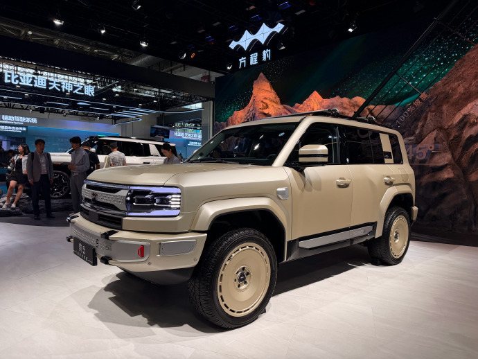 去26年北京车展，只逛一个馆就够了。比亚迪北京车展霸气包馆，整个E3整馆都是它的