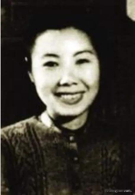 1982年，关露躺在病床上，组织上派人告诉她，她的问题已经查清，她不是汉奸。闻言