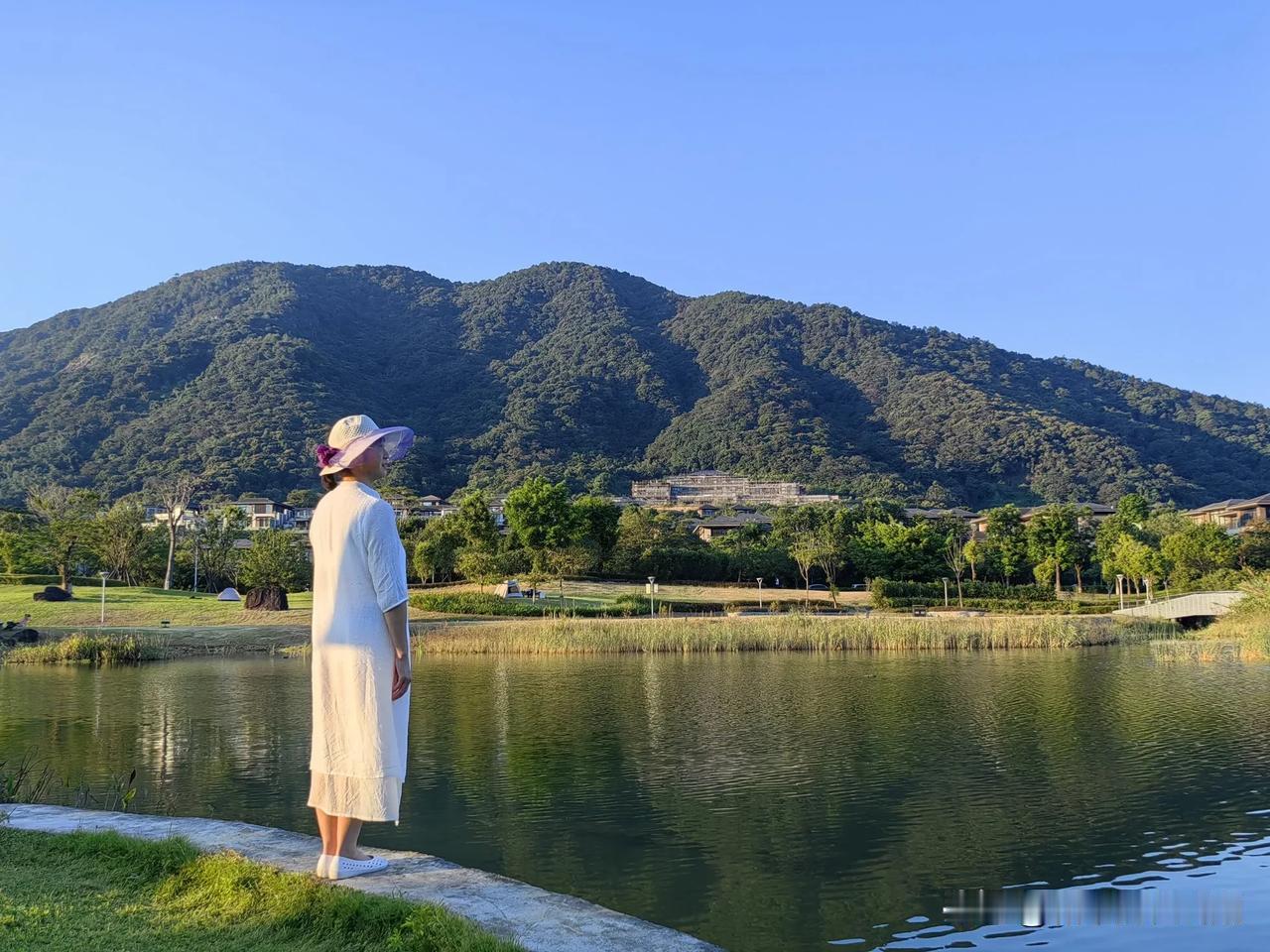 抓拍一张广州从化流溪河湿地公园里正在赏景的美女！
 