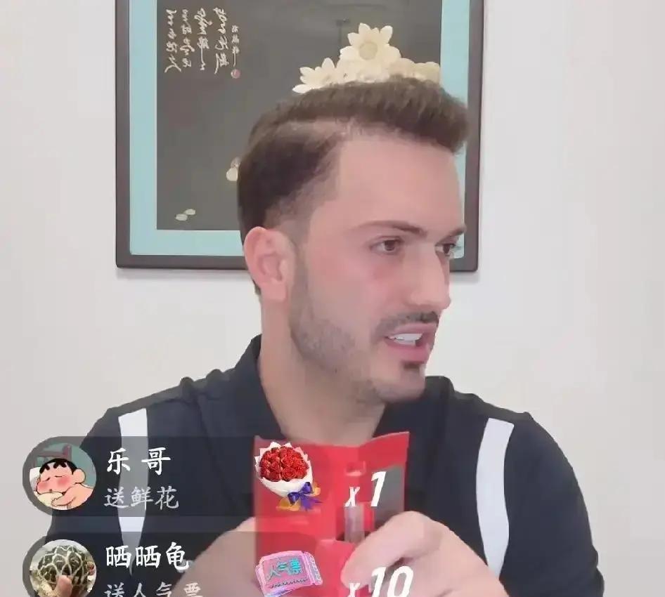 你以为她在回应感情？
不，她完成了一场完美的叙事权交接。
前男友罗兰多写下小作文