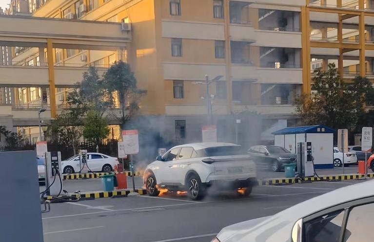 2025广州国际车展11月30日贵阳观府壹号充电站，一辆疑似哪吒U充电时自燃，底