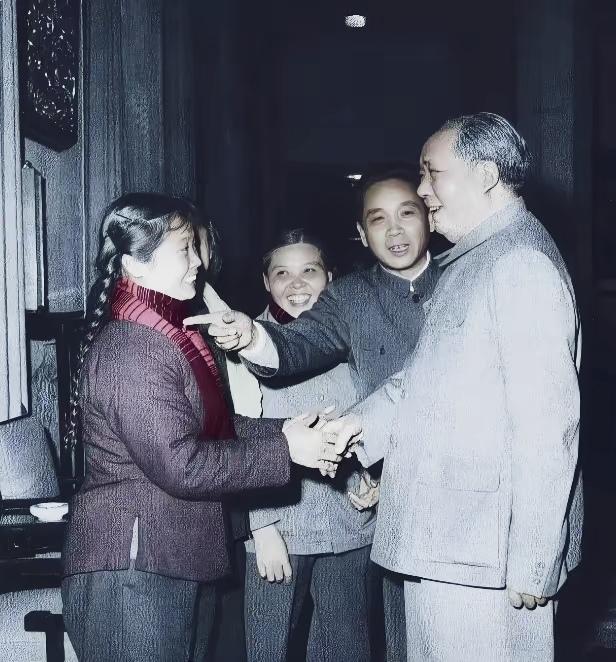 那年，著名“杂技皇后”夏菊花，见到了日夜想念的人民领袖毛主席…